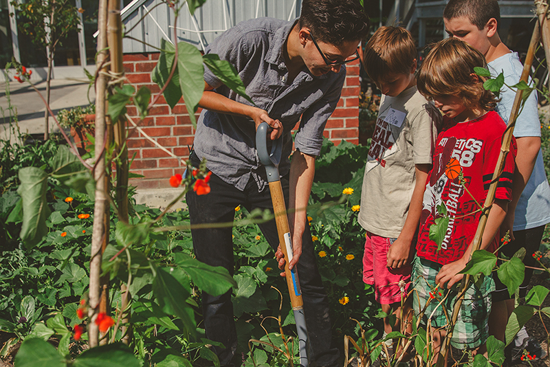 https://sustainontario.com/work/edible-education/wp-content/uploads/sites/5/2014/08/TheStopCFC-Gardening.jpg